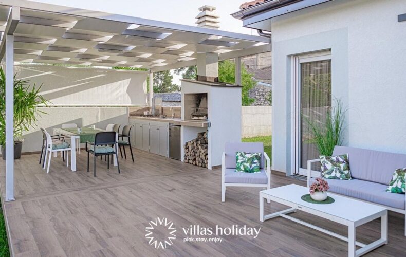 The outdoor dining area of Villa Salvela