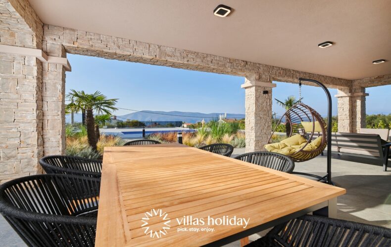 Outdoor dinning area of Villa Brzac