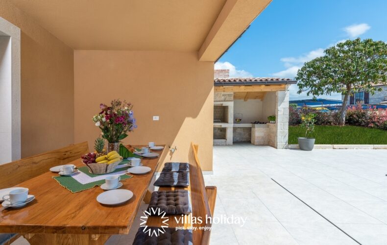 Outside dining area of Villa Vias Oliveti