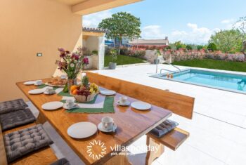 Outside dining area of Villa Vias Oliveti