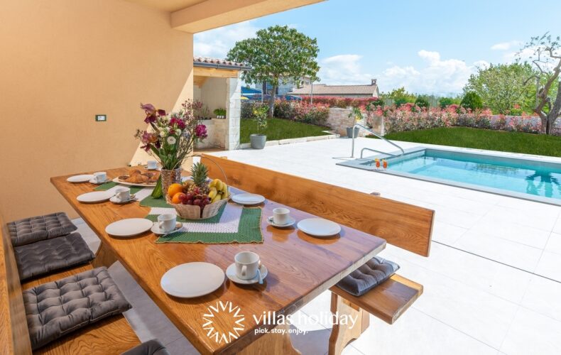 Outside dining area of Villa Vias Oliveti