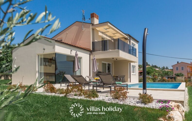 Modern villa with swimming pool in central Istria
