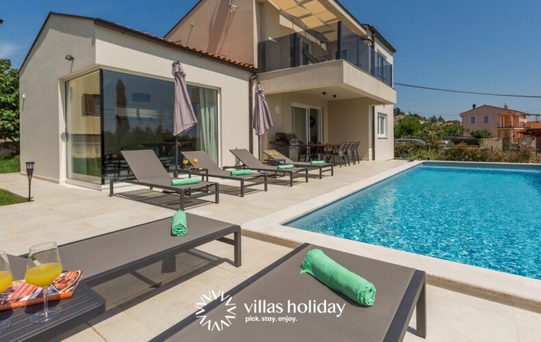 Modern villa with swimming pool in central Istria