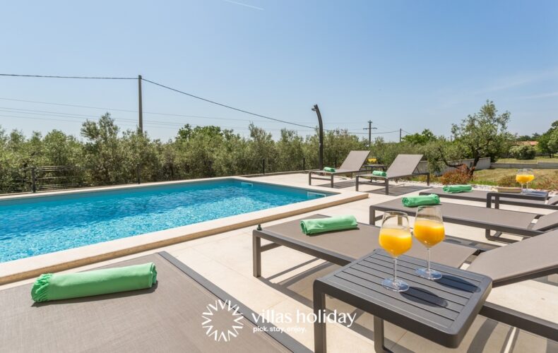 Swimming pool of Villa N