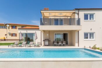 Modern villa with swimming pool in central Istria