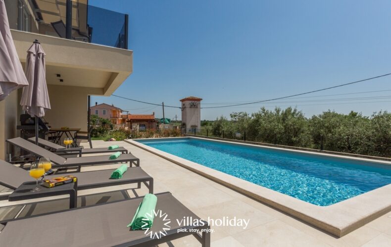 Swimming pool of Villa N