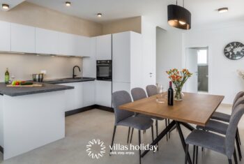 Kitchen and dining area of Villa N