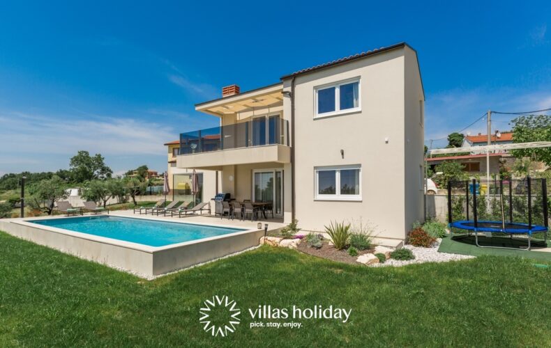 Modern villa with swimming pool in central Istria