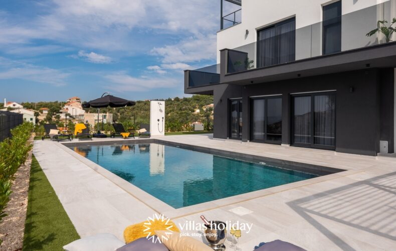 Modern villa with heated pool, sauna, jacuzzi and gym on the island of Pag