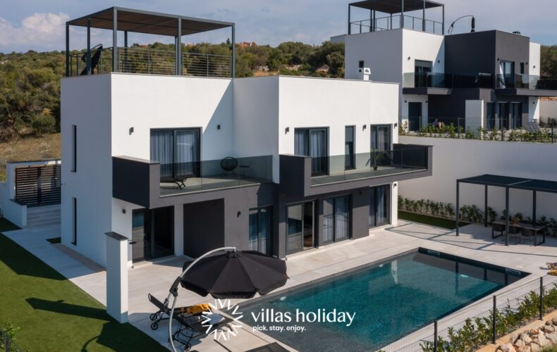 Modern villa with heated pool, sauna, jacuzzi and gym on the island of Pag
