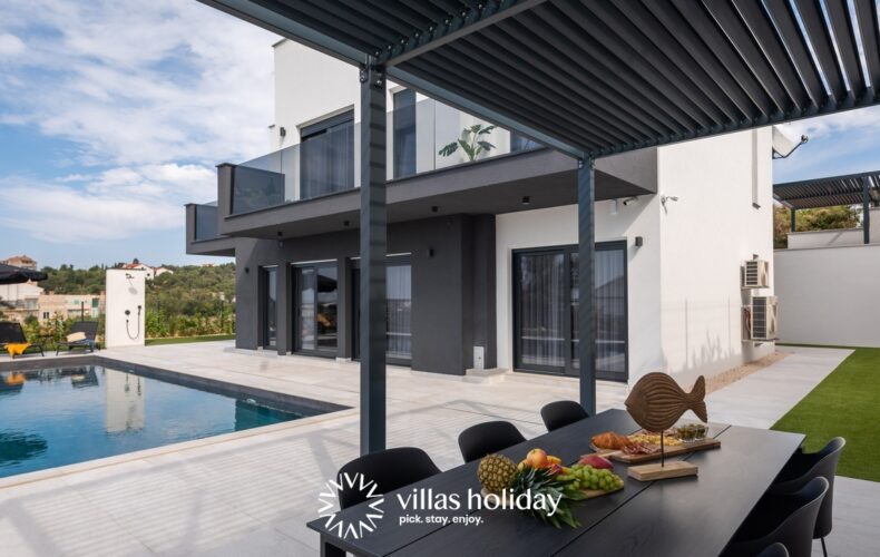 Outdoor dining area of Villa Gaia